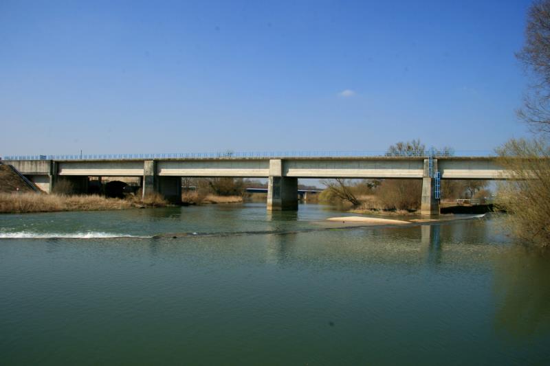 Bei Troussey berspannt die Trogbrcke vom Canal de la Marne au Rhin die Meuse; 25.03.2012 