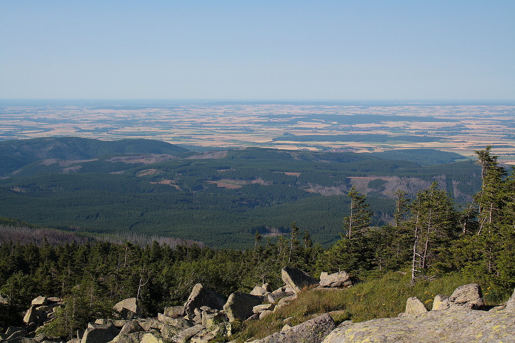 Beinahe grenzenlose Weite auf dem Brocken am Nachmittag des 21.07.2013: Die Sicht geht ber den Nordharz, das Harzvorland, den langgestreckten Elm zwischen Braunschweig und Helmstedt ca. 120 - 140 km weit bis in die Norddeutsche Tiefebene hinein. An zahlreichen Stellen stirbt der Wald der ehemaligen Fichtenmonokulturen im Nationalpark Harz, um Platz zu schaffen fr einen neuen Wald; dort entsteht Urwald,  heilt sich der Wald selbst... 