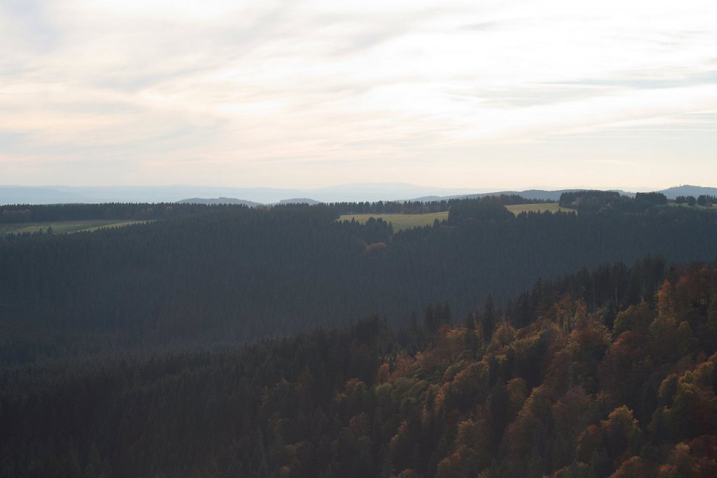 Berge des Sdwestharzes und der Hohe Meiner in Hessen (in der Bildmitte am Horizont); Blick am spten Nachmittag des 18.10.2012 von den Hahnenkleeklippen Richtung Sdwesten.