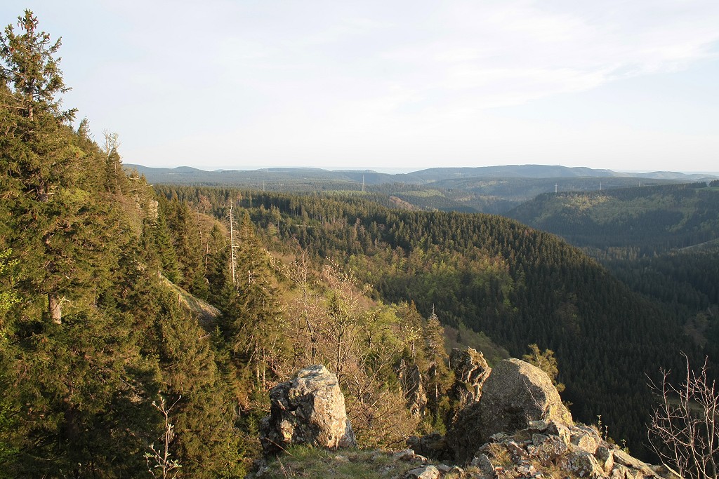 Berge hoch ber dem Harzer Odertal am Abend; Blick am 30.04.2012 von den Hahnenkleeklippen Richtung Sden ber Berge des Sdharzes bis zum blauen Band der Hainleite in Thringen.