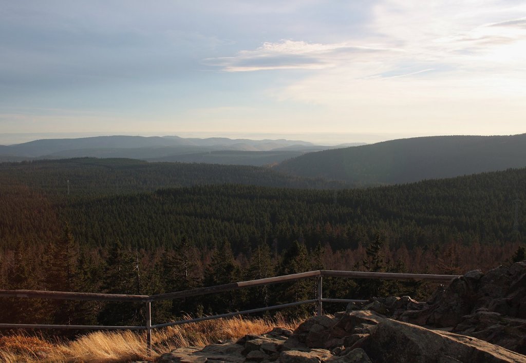 Bergreihen des Sdharzes und die Hainleite in Thringen im Licht der Abendsonne; Blick am Abend des 18.10.2012 von der Felskanzel der Achtermannshhe Richtung Sden.