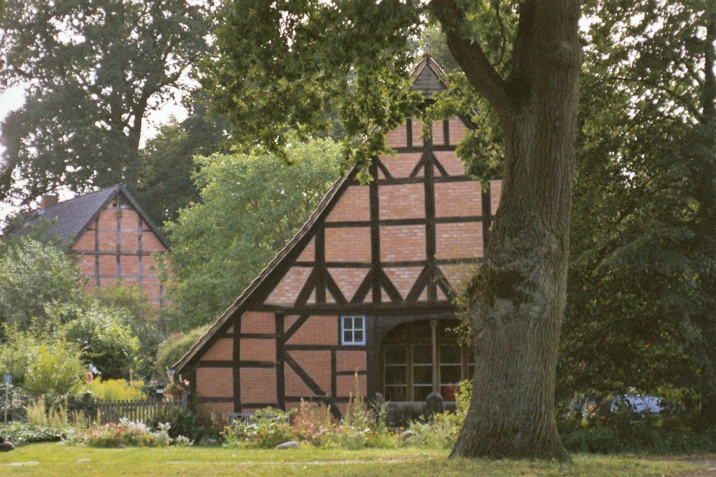 Bild eines Bauernhauses im Runddorf Satemin im Wendland. Aufgenommen im Juni 2011.