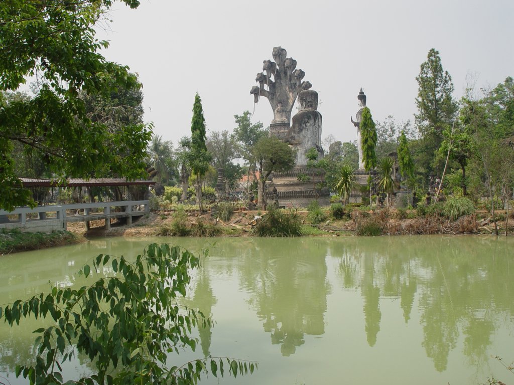 Bis zu 20 m hohe eigenwillige menschliche und tierische, aus Beton geformte, Figuren, befinden sich im  Sculpture Parc  in der Nhe der nordthailndischen Stadt Nong Khai (Foto vom 13.03.2010)