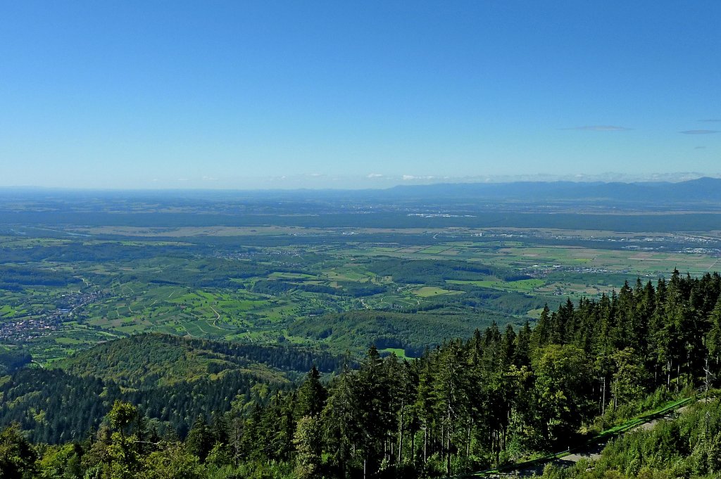 Blick vom 1165m hohen Blauen im sdlichen Schwarzwald auf die Rheinebene, rechts im Hintergrund die Auslufer der Vogesen, Sept.2011