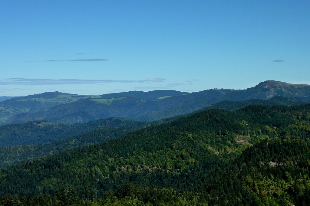 Blick vom 1165m hohen Hochblauen auf die Berge im Sdschwarzwald, rechts der Belchen mit 1414m und links der Schauinsland mit 1256m Hhe, Sept.2012