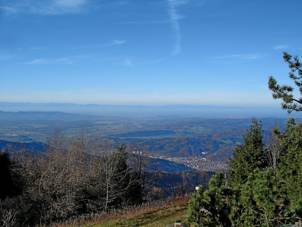 Blick vom 1241m hohen Kandel in die Rheinebene und zu den Vogesen, die Stadt Waldkirch im Vordergrund, Nov.2006