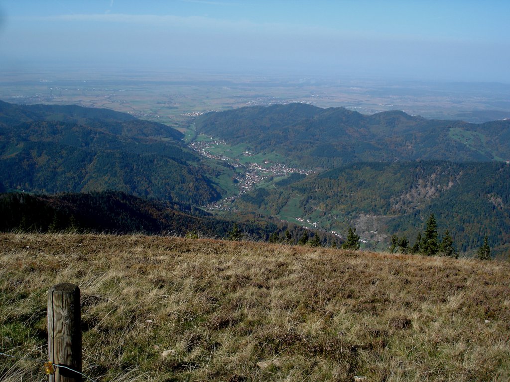 Blick vom 1414m hohen Belchen im Sdschwarzwald ins Mnstertal und die Rheinebene, Okt.2006
