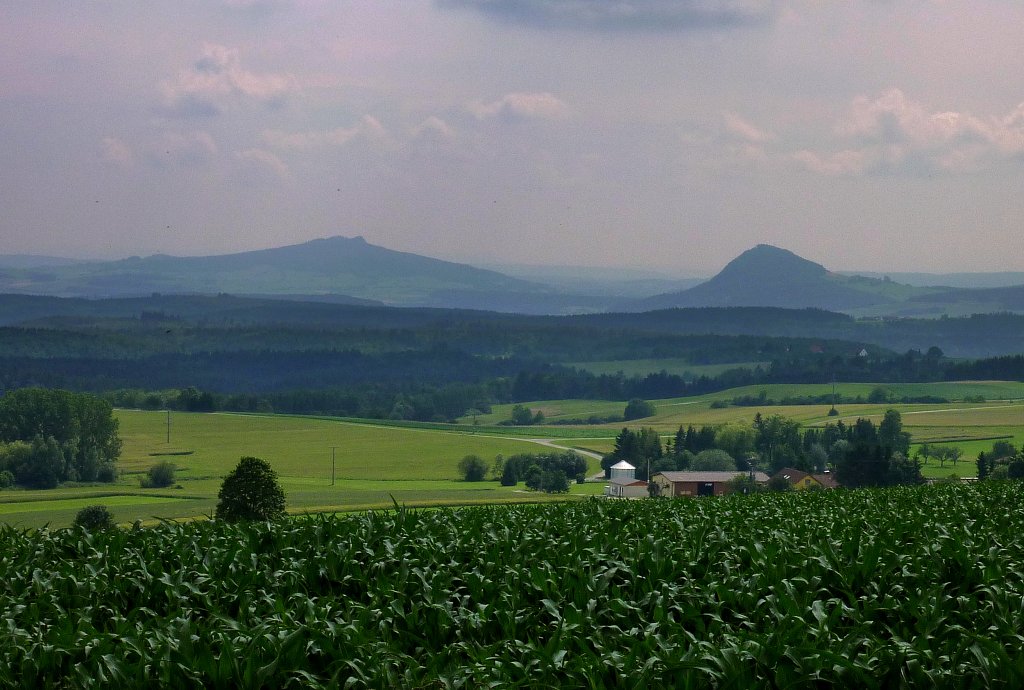 Blick vom 862m hohen Witthoh bei Tuttlingen zu den Hegaubergen, links der Hohenstoffeln (844m) und rechts der Hohenhewen(846m), Juli 2012