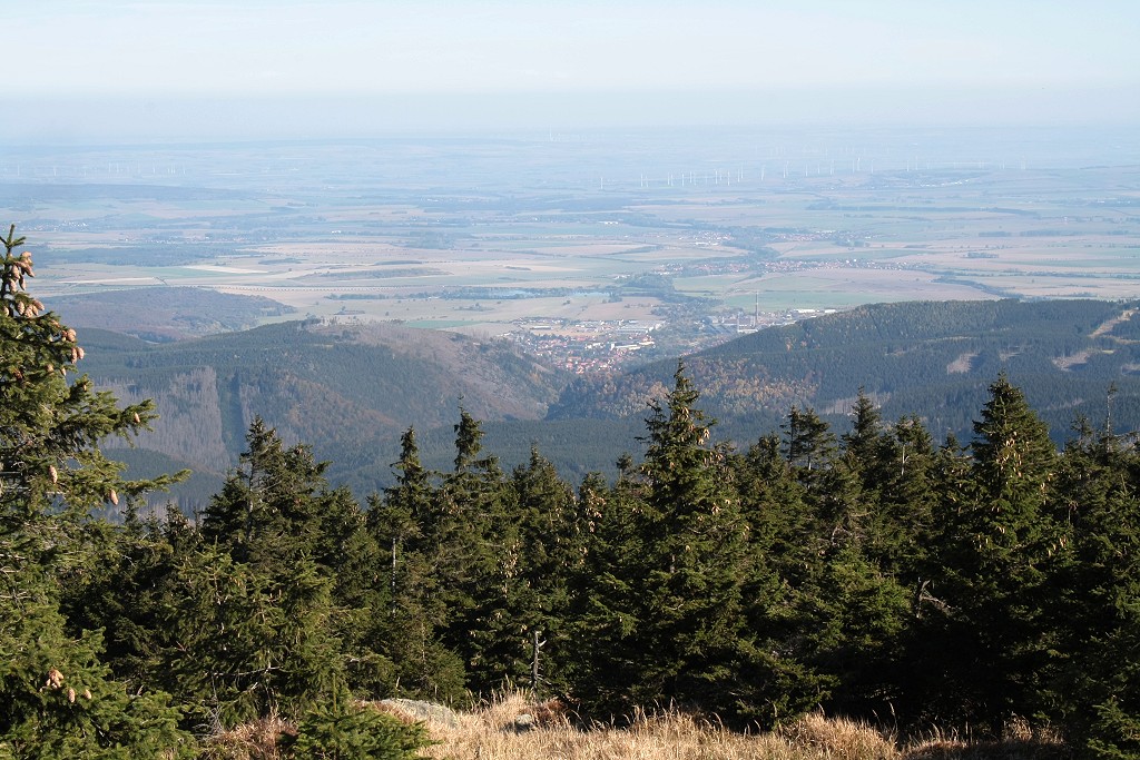 Blick am 02.10.2011 vom Brockengipfelplateau ber das Ilsetal, Ilsenburg am Harznordrand, Wasserleben, Veckenstedt bis zum Elm und dem Kraftwerk Buschhaus bei Helmstedt. In der Ferne ist Hochnebel zu sehen.