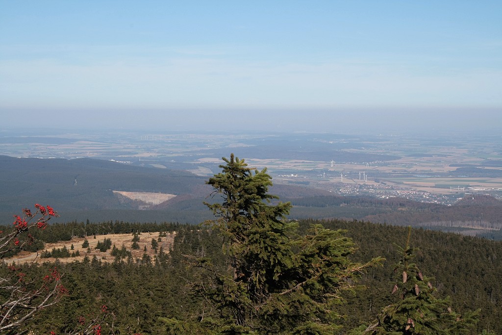 Blick am 02.10.2011 vom Brockengipfelplateu nach Nordwesten ber den kleinen Brocken, Bad Harzburg am Harznordrand bis nach Salzgitter. In der Ferne ist Hochnebel zu sehen.