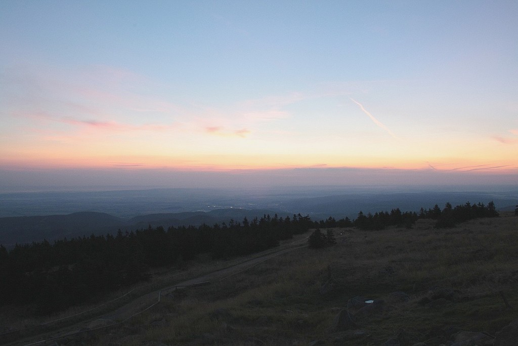 Blick am 03.09.2011 vor Sonnenaufgang von der Treppe des  Brockenhauses  Richtung Osten ber Wernigerode und das stliche Harzvorland im Morgenrot.