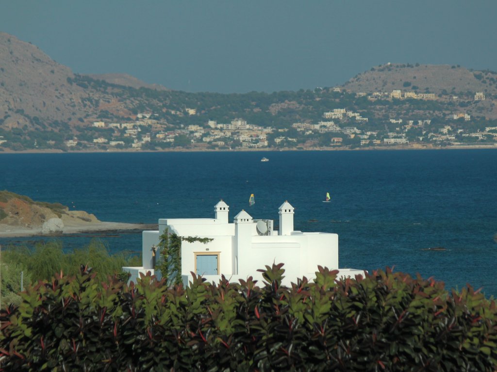 Blick am 07.10.2011 von Kiotari auf Rhodos (GR) ber die Bucht nach Pefki