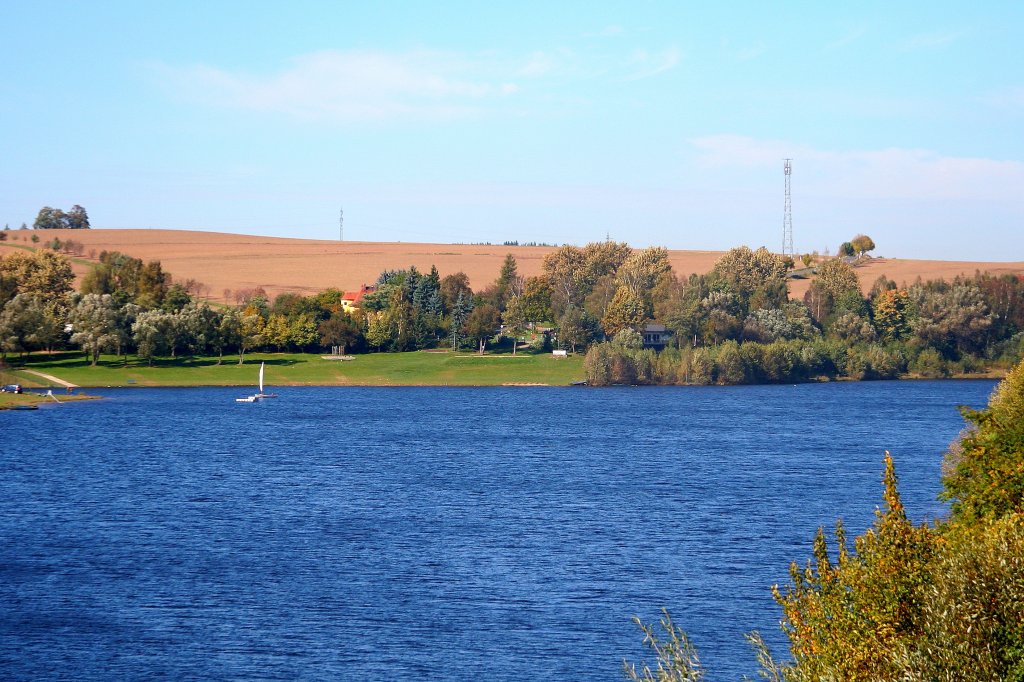 Blick am 09.10.2010 aus einem Zug der Weieritztalbahn ber die Talsperre Malter nach Paulsdorf.