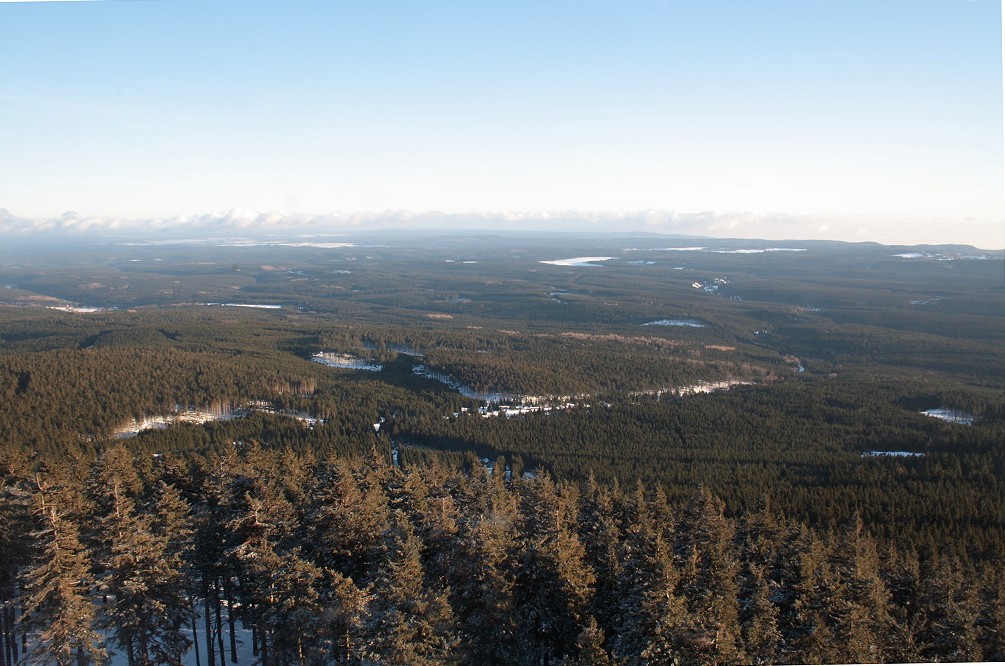 Blick am 15.01.2012 von der Skisprungschanze auf dem Wurmberggipfel ber den Ostharz.