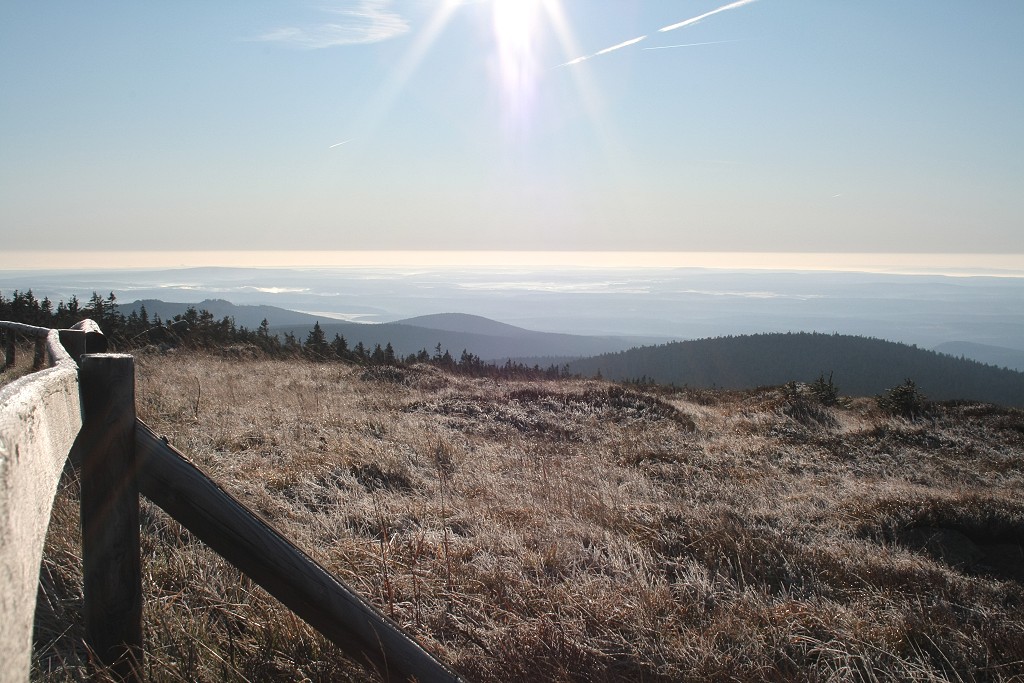 Blick am 15.10.2011 vom Gipfelrundweg des Brocken Richtung Osten ber die Heinrichshhe, den Erdbeerkopf, die Hohneklippen und den Ostharz bis zum Kyffhuser, der aus einem Nebelmeer jenseits des Harzes herausragt. Auf der Heidelandschaft des Brocken glitzert der Raureif im Gegenlicht der aufsteigenden Morgensonne.