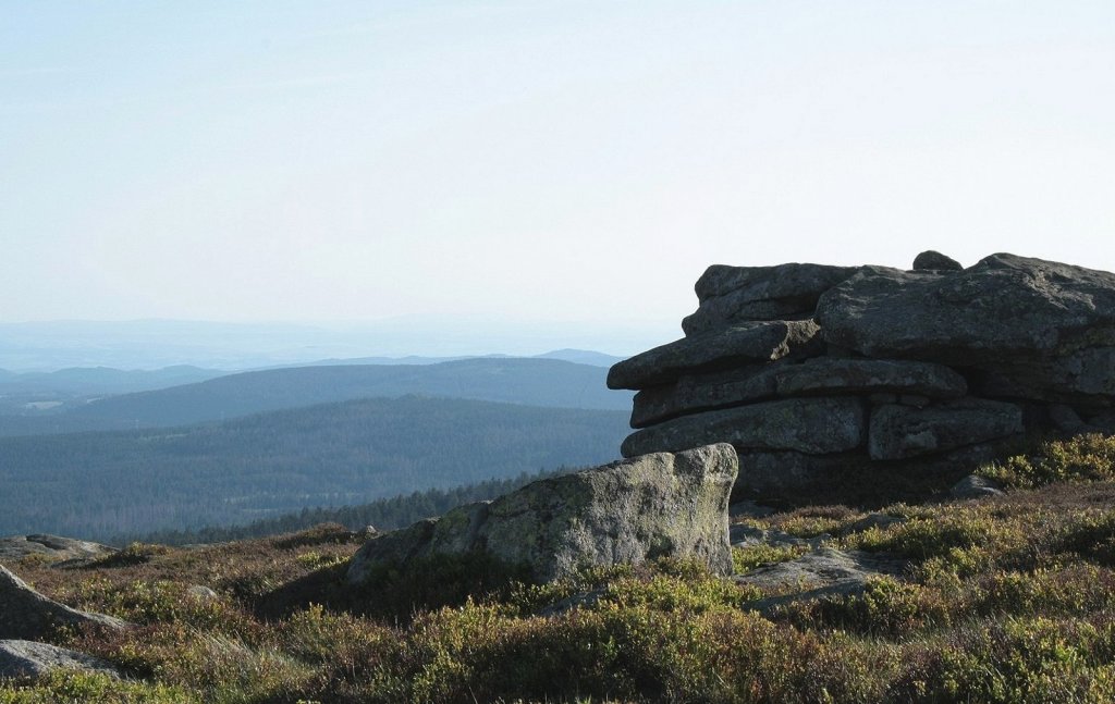 Blick am 30.05.2011 auf dem Brockengipfelplateau zur Teufelskanzel, einem Felsturm am Gipfelrundwanderweg, zur Achtermannshhe, dem Rehberg bis zum Hohen Meiner am Horizont.