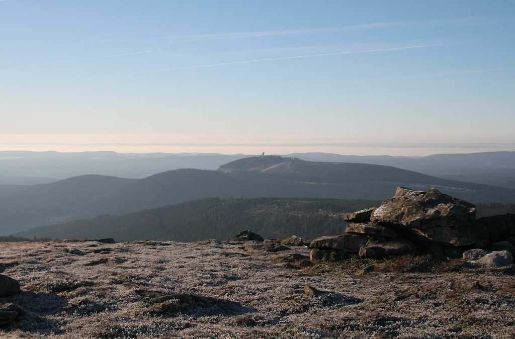 Blick am frhen Morgen des 15.10.2011 vom Gipfelrundweg des Brocken nach Sden ber den Rcken des Knigsberges, den Wurmberg und den Sdharz bis zur Hainleite, den Bleicheroder Bergen, dem Dn und dem westlichen Teil des Thringer Waldes mit dem groen Inselsberg, die jenseits des Harzes aus einem Nebelmeer herausragen. Auf der Teufelskanzel und der Heidelandschaft des Brocken glitzert Raureif in der Morgensonne.