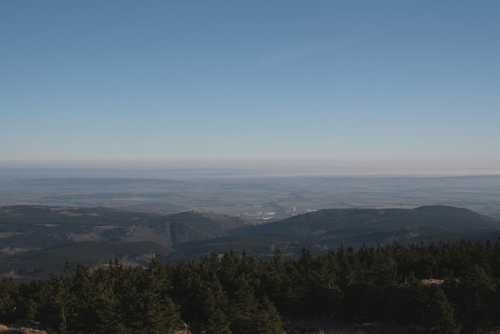 Blick am frhen Morgen des 15.10.2011 von der Treppe des Brockenhauses Richtung Norden ber den Nordharz mit dem Ilsetal, Ilsenburg und das nrdliche Harzvorland. Im Norden ist ein Nebelmeer zu erkennen, aus dem der Elm und der Rauch zweier Kraftwerke bei Helmstedt herausragen.