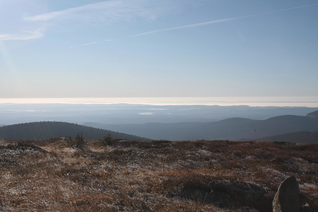 Blick am frhen Morgen des 15.10.2011 vom Gipfelrundweg des Brocken Richtung Sdosten ber die Heinrichshhe, den Kleinen und den Groen Winterberg, den Ostharz bis zur Hainleite und dem Kyffhuser in Thringen, die aus einem Nebelmeer herausragen. Die Heidelandschaft des Brocken ist von Raureif bedeckt.