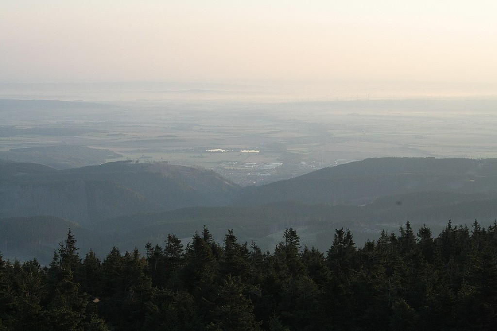 Blick am Morgen des 03.09.2011 bei Sonnenaufgang von der Treppe des  Brockenhauses  nach Norden ber das Ilsetal und Ilsenburg hinweg bis zu Elm und Lappwald, die aus zarten Nebelschleiern herausragen.