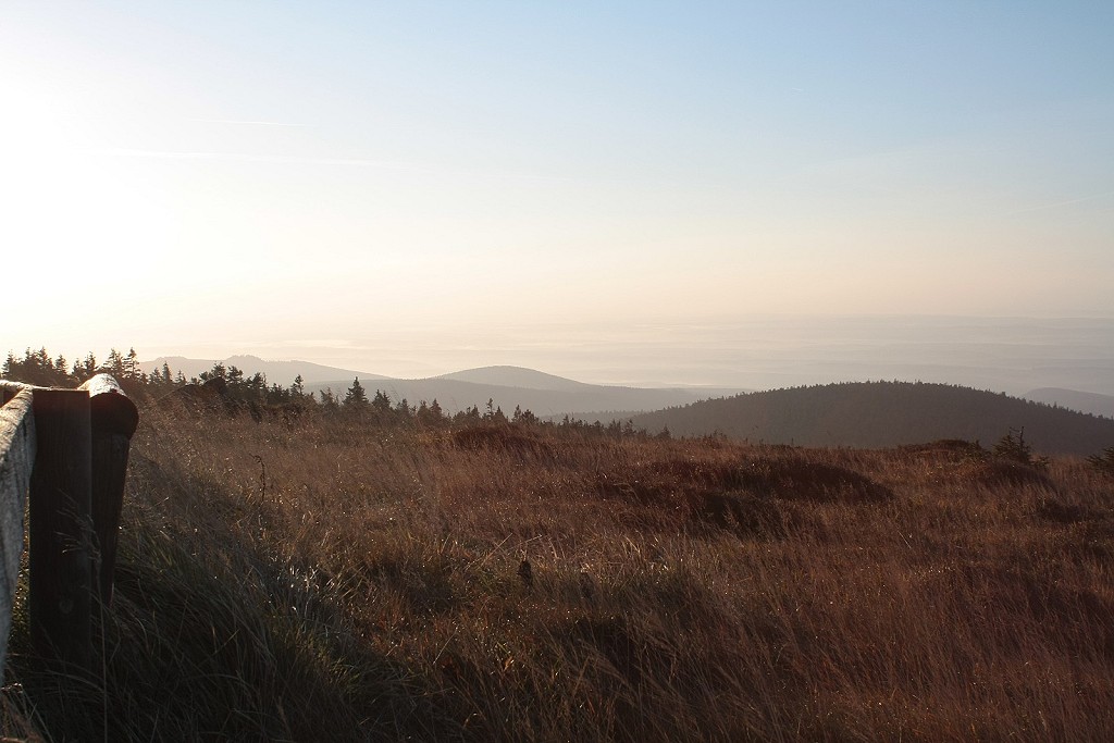 Blick am Morgen des 24.09.2011 nach Sonnenaufgang vom Gipfelplateau des Brocken Richtung Sdosten ber Hohneklippen, Erdbeerkopf, Heinrichshhe und den Ostharz, aus dessen Tlern zarte Nebelschleier aufsteigen.