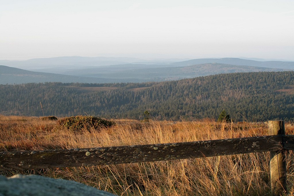 Blick am Morgen des 24.09.2011 nach Sonnenaufgang vom Gipfelplateau des Brocken Richtung Sdwesten ber Knigsberg, Rehberg, Groer Knollen und Sdwestharz. Vor der Hainleite und dem Ohmgebirge in Thringen steigen Nebelschleier auf.