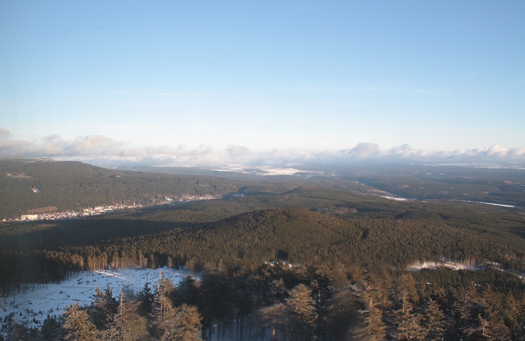 Blick am Nachmittag des 15.01.2012 von der Skisprungschanze auf dem Wurmberg ber den Ostharz mit Schierke im langgestreckten Tal der Kalten Bode und Elbingerode.