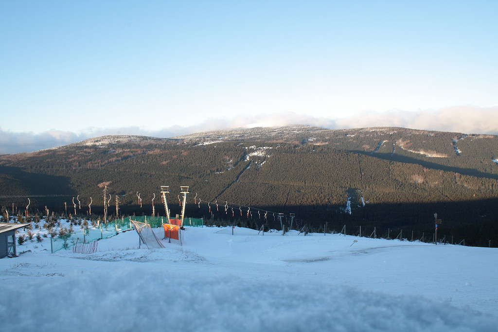 Blick am Nachmittag des 15.01.2012 vom Wurmberggipfel hinber zum Brockenmassiv. Dessen Gipfel ist in durchziehende Wolken gehllt.