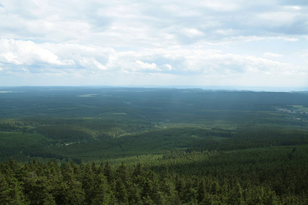 Blick am Pfingstsonntag, dem 12.06.2011, von der Aussichtsplattform in der Skisprungschanze auf dem Wurmberg/Harz ber den Sdostharz bis zum Kyffhuser, der Hainleite und dem Thringer Wald am Horizont.