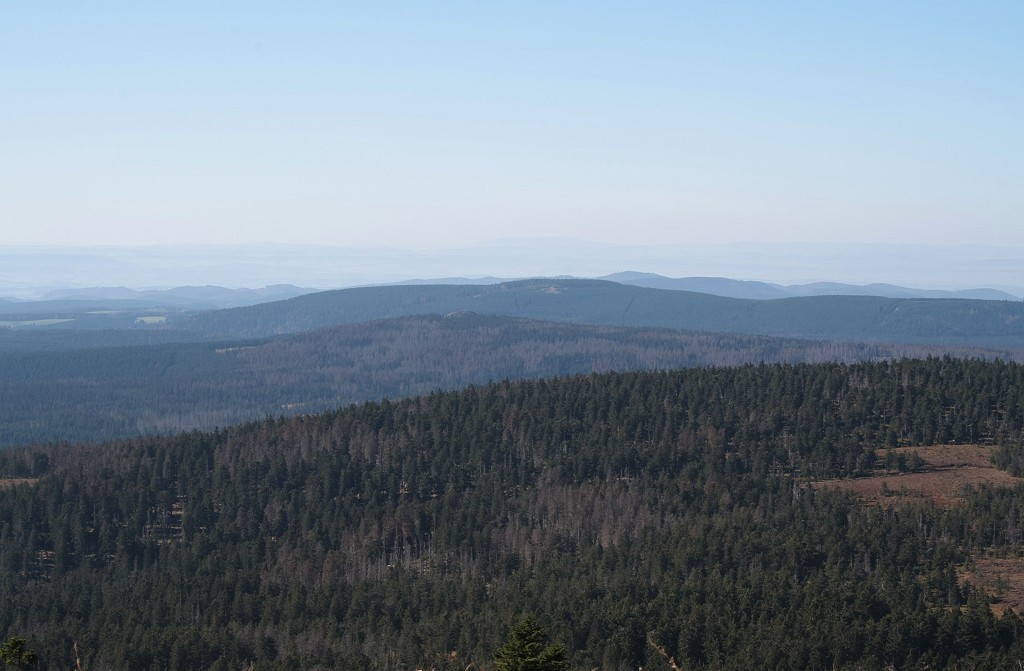 Blick am spten Vormittag des 02.10.2011 vom Gipfelrundweg auf dem Brocken ber Knigsberg, Achtermannshhe, Rehberg, Groer Knollen bis zum 85 km entfernten Hohen Meiner in Hessen.