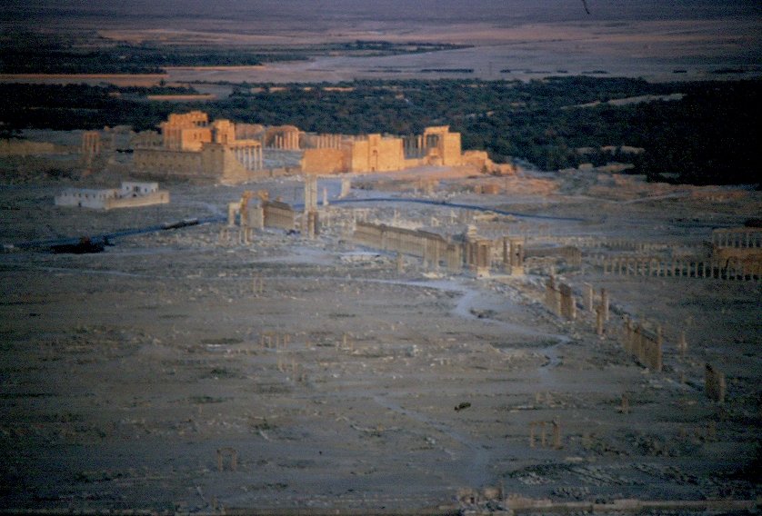 Blick von der arabischen Zitadelle auf die antike Ruinenstadt von Palmyra sowie auf die Oase Palmyra in der syrischen Wste (Dia vom Mai 1989)