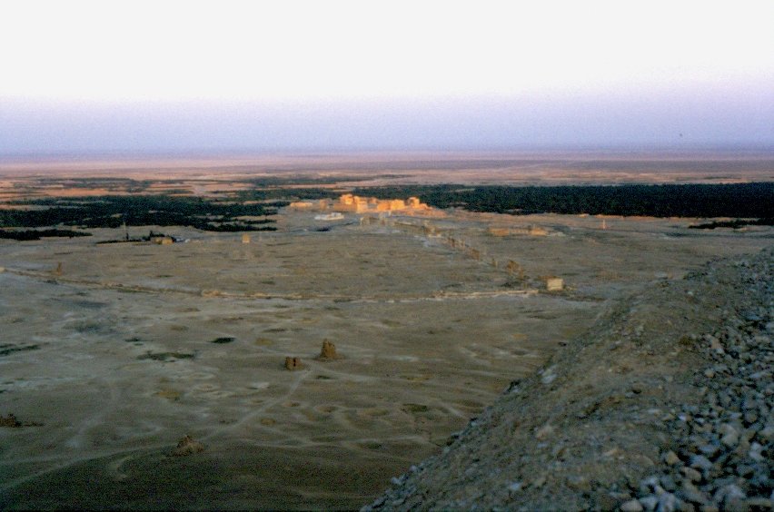 Blick von der arabischen Zitadelle auf die Oase Palmyra und die antike Ruinenstadt in der syrischen Wste im Mai 1986
