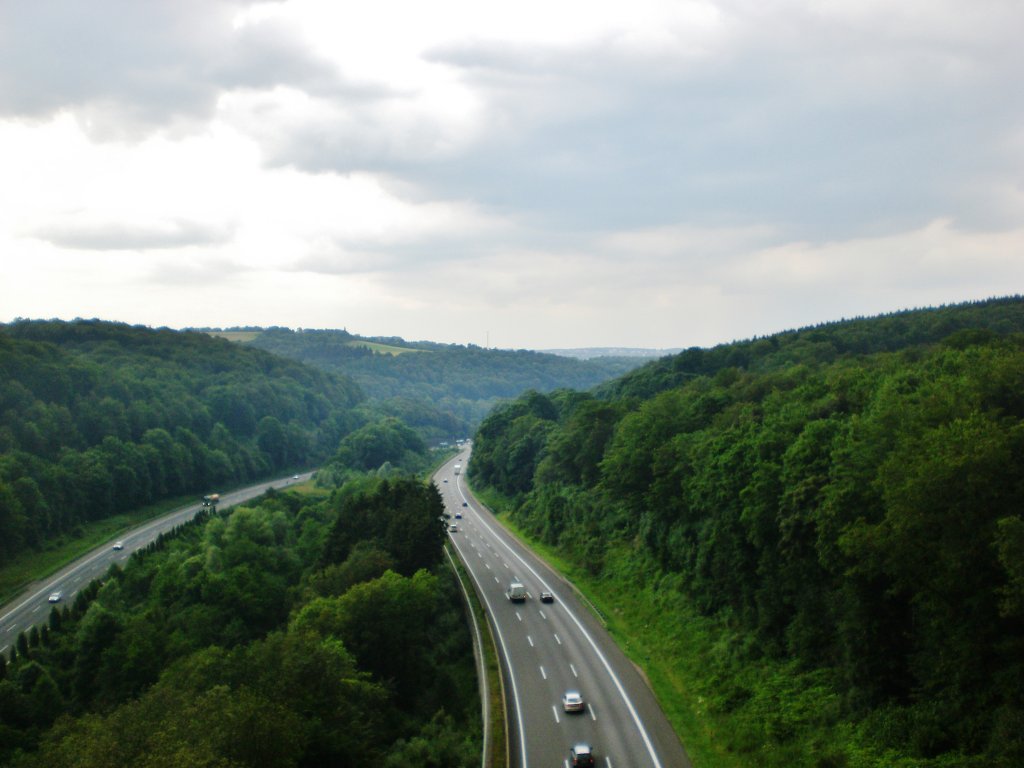 Blick auf die Autobahn A1 von der Blombachtalbrcke in Wuppertal-Linde.(10.2.2013)