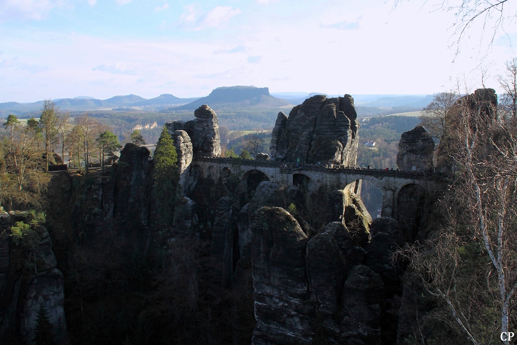 Blick auf die Basteibrcke bei Rathen, links ist ein Teil der Felsenburg Neurathen erkennbar. Bei dem Tafelberg im Hintergrund handelt es sich um den Lilienstein. (19.03.2011)