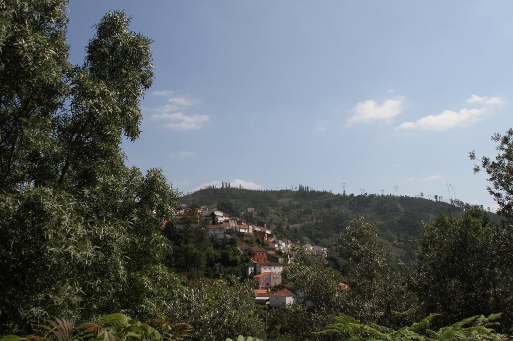 Blick auf das Bergstdtchen Foz da Arouce in den Portugiesischen Bergen (18.06.2010).
