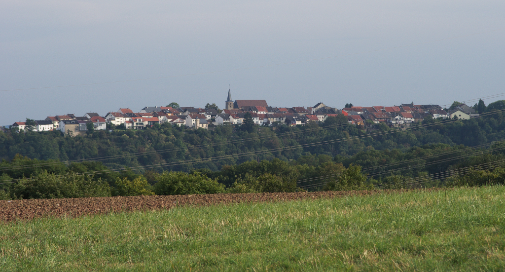 Blick auf Berus.

Der alte Ortskern liegt auf einem Bergsporn des Saargaus ber den weiten Niederungen der Saar, direkt an der Grenze zu Lothringen (Frankreich).

Sehenswert ist der historische Ortskern mit Zehentscheune und Torhaus Scharfeneck.

Weiterhin erwhnenswert sind die Oranna Kapelle und das Europa Denkmal sowie die Langwellensendeanlage von Europe I.

23.09.2012