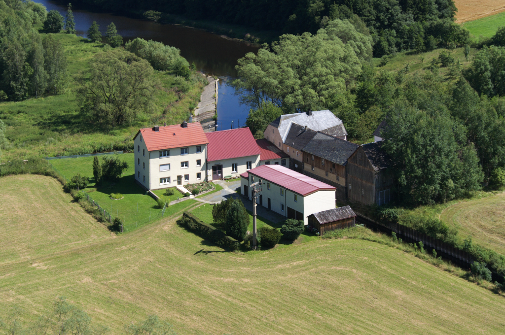 Blick auf die Blumenau Mhle an der Saale.
Am Wachhgel bei Pottiga wurde 2011 eine Aussichtsplattform eingeweiht. Die Plattform steht auf 472 m Hhe unmittelbar am steil abfallenden Hang des Saaletals. Den Besucher erwartet ein groartiges Panorama. Er sieht direkt zu seinen Fen die Saale und die Blumenau-Mhle. Von der Plattform reicht der Blick weit ins ehemalige Grenzgebiet DDR-BRD (Thringen-Bayern), das drei Jahrzehnte durch den Eisernen Vorhang getrennt war. 01.08.2012 Pottiga/Saale-Orla-Kreis