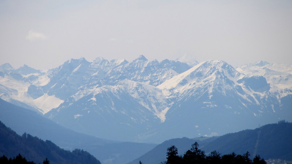 Blick auf die Brennerbergkette des Wipptals am 10.4.2012.