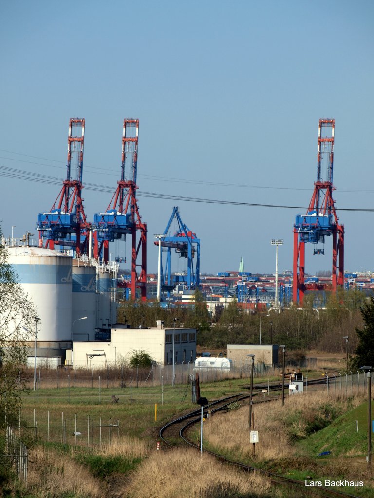 Blick auf die Containerbrcken des Eurogate (vorne) und die des Burchardkai's (hinten). Aufgenommen am 17.04.10 von einer Straenbrcke nrdlich des Rangierbahnhofes  Alte-Sderelbe .