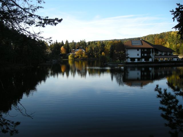 Blick auf einen Sdtiroler See am 30.10.2011.Dahinter die untergehende Abendsonne.