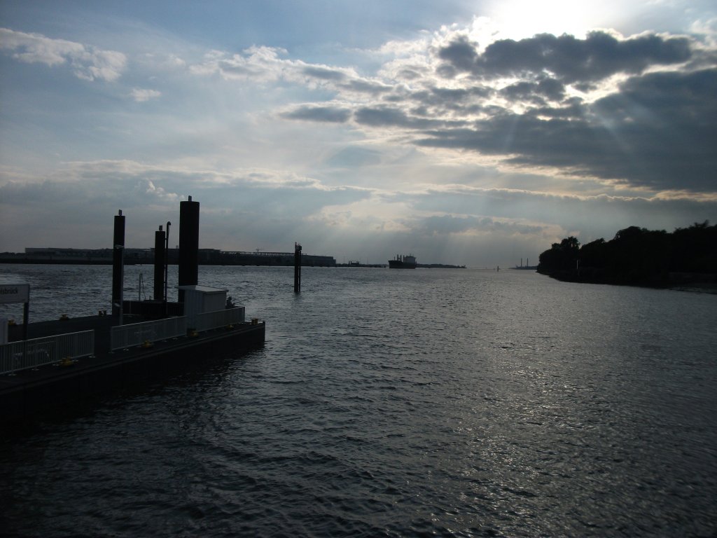 Blick auf die Elbe am Fhranleger Teufelsbrck in Hamburg-Nienstedten. Aufgenommen im Juni 2012.