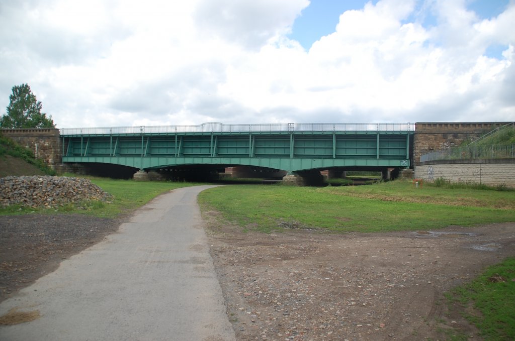 Blick auf die Feldwegbrcke des Mittellandkanals zwischen Lohnde und Havelse am 23.6.2011