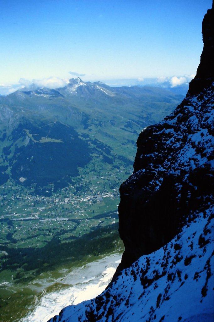 Blick auf Grindelwald aus der im Tunnel der Jungfraubahn gelegenen Station Eigerwand.