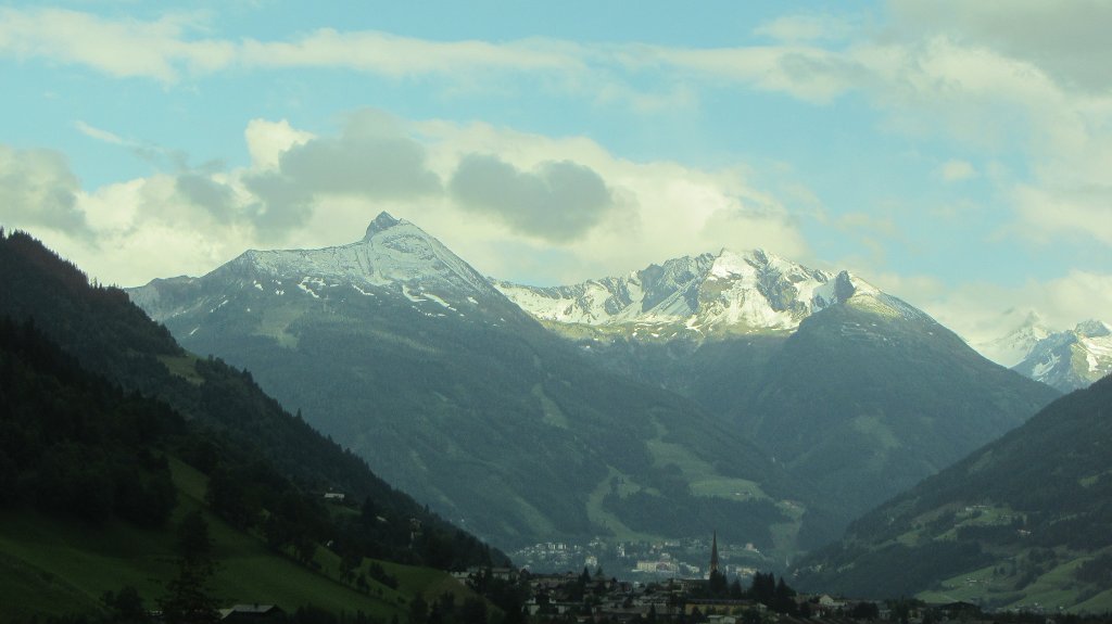 Blick auf die Hohen Tauern bei Mallnitz nach dem Bcksteiner Tunnel in der Abendsonne.(30.6.2013)