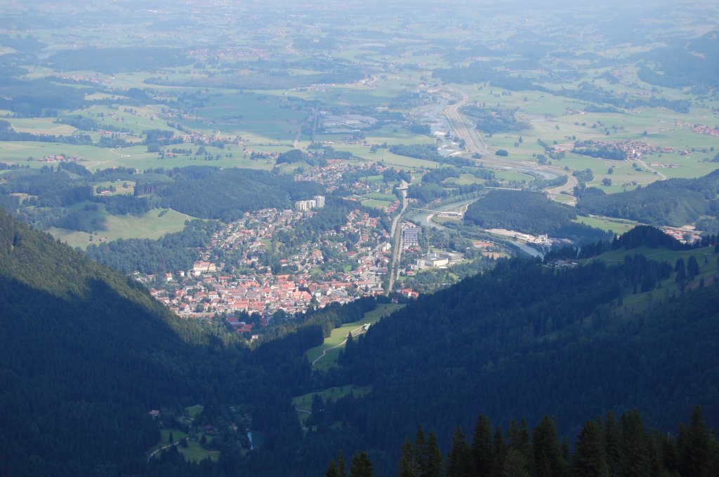 Blick auf Immenstadt vom Steineberg aus. Gut zu erkennen ist hier die von Kempten kommende Bahnstrecke nach Lindau/Oberstdorf und die sich schlngelnde Iller.