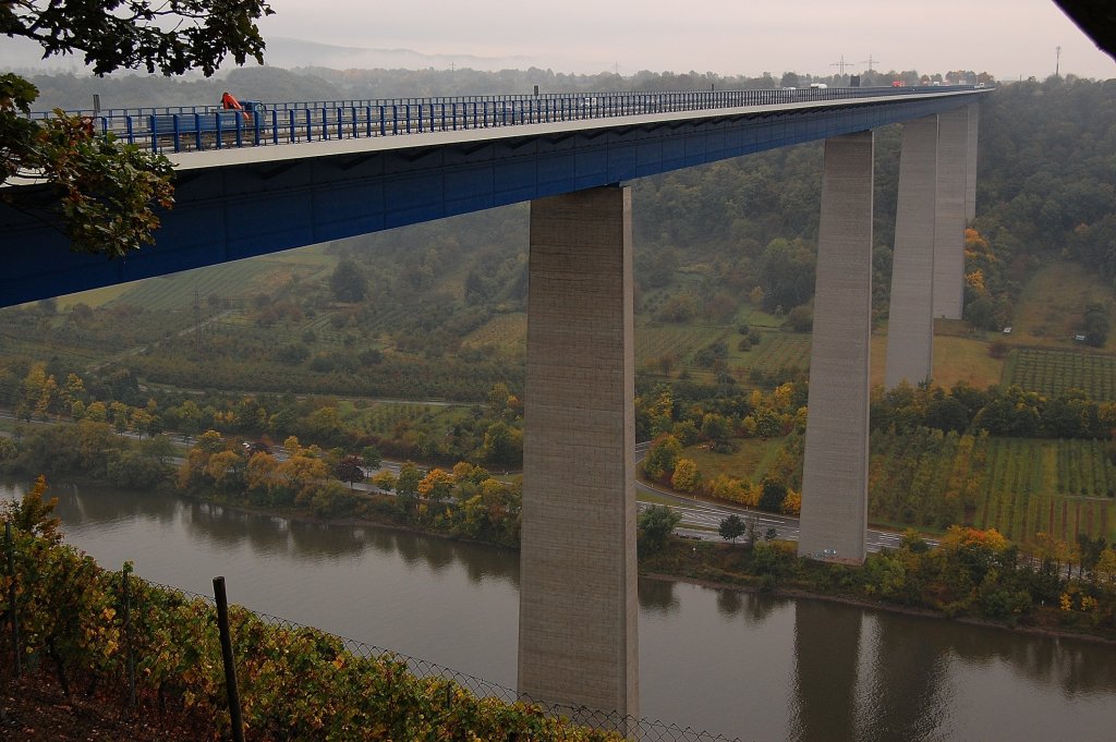 Blick auf das Moseltal und die Talbrcke der A61 vom Rastplatz aus. 12.10.2012