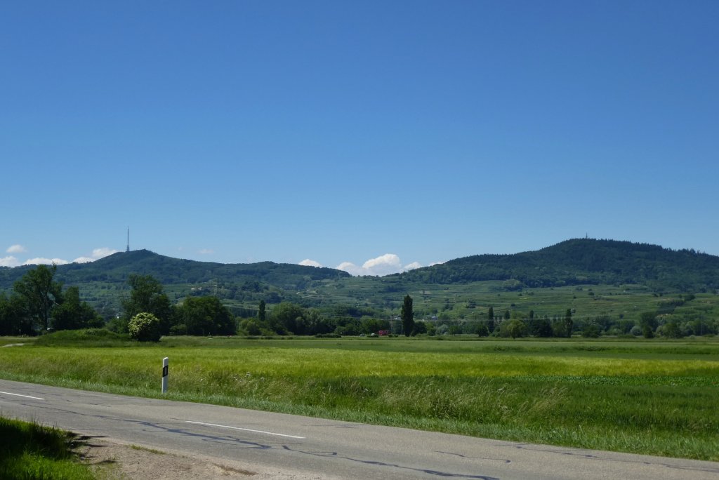 Blick auf den stlichen Kaiserstuhl mit den beiden hchsten Erhebungen, links der Totenkopf (557m) und rechts die Eichelspitze (521m), Juni 2013