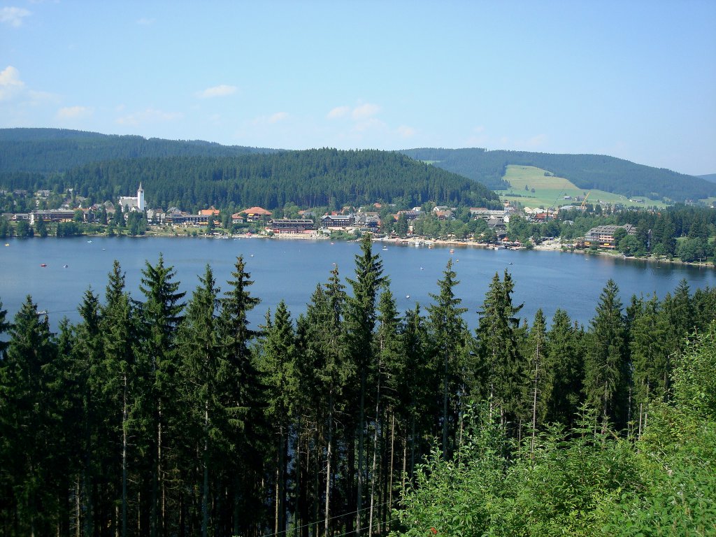 Blick auf den Ort Titisee und das gleichnamige Gewsser,
bekannter und oft berlaufener Ausflugspunkt im Schwarzwald,
Juli 2010