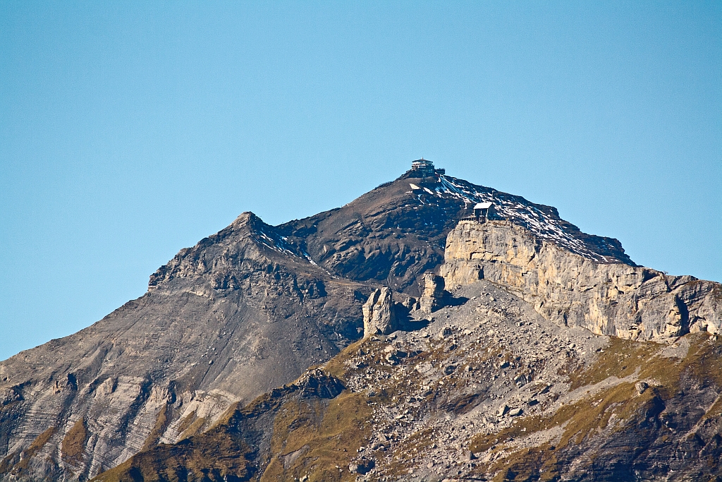 Blick auf das Schilthorn darauf Piz Gloria (Panoramarestaurant) am 02.10.2011, bekannt durch den James-Bond-Film „Im Geheimdienst Ihrer Majestt“ . (Aus dem Zug der WAB zwischen Wengeralb und Kleine Scheidegg)