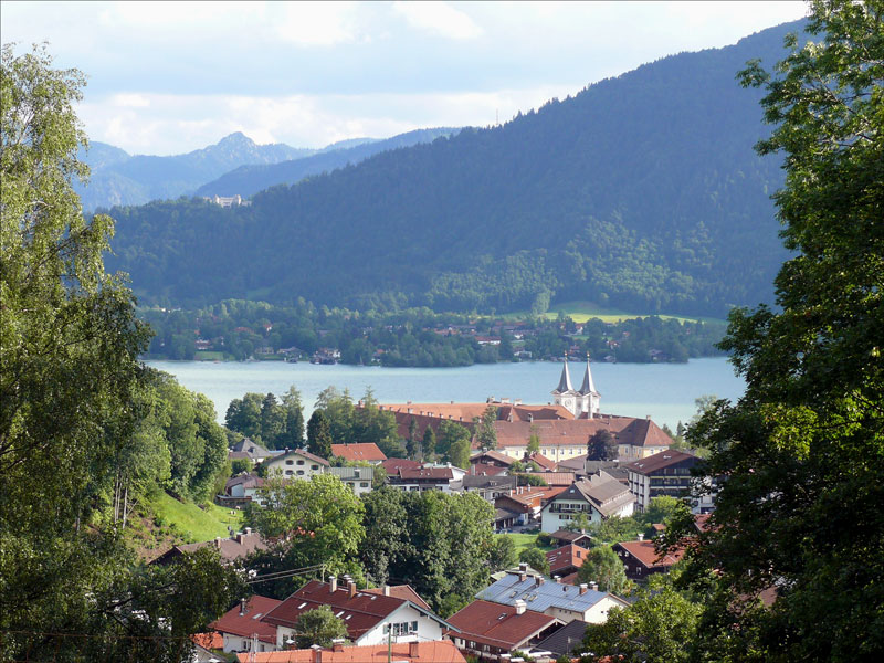 Blick auf den Tegernsee mit dem ehemaligen Benediktiner-Kloster (heute Schloss) von Nordosten; 25.07.2010
